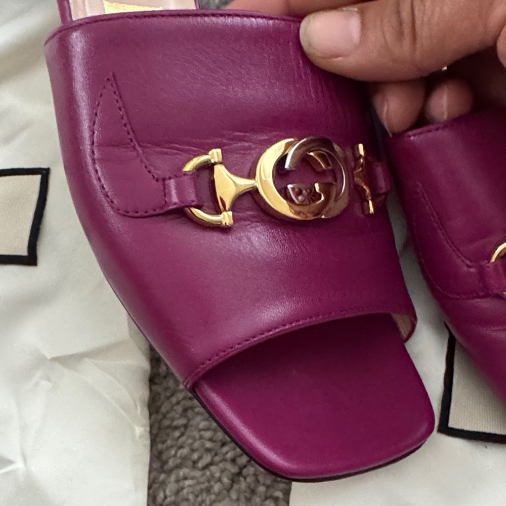 Gucci Women's Magenta Mules with Gold Detail - Picture 9 of 14